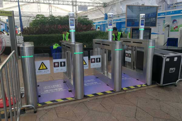 人臉識別+速通門