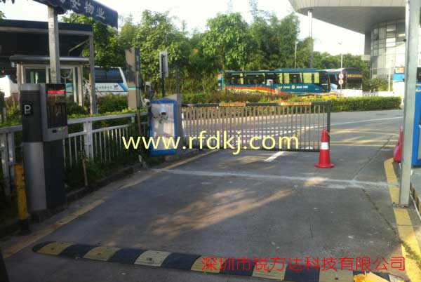 深圳龍華凱龍國際酒店廣告道閘案例 - 中出網-智能出入口與停車充電門戶