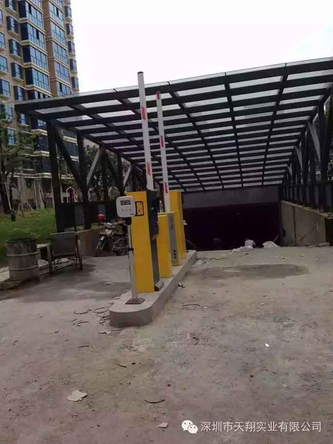 湖南裕華名居小區(qū)智能停車場(chǎng)系統(tǒng)案例 - 中出網(wǎng)-智能出入口與停車充電門戶