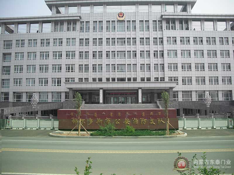 鄂爾多斯公安消防支隊伸縮門案例 - 中出網(wǎng)-智能出入口與停車充電門戶