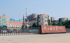 河北定興第三中學(xué)伸縮門案例 - 中出網(wǎng)-智能出入口與停車充電門戶