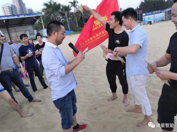 黎總為獲勝隊(duì)伍頒發(fā)獎(jiǎng)金