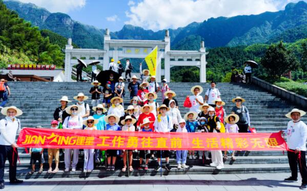 上山前大合照，都準(zhǔn)備好了，上