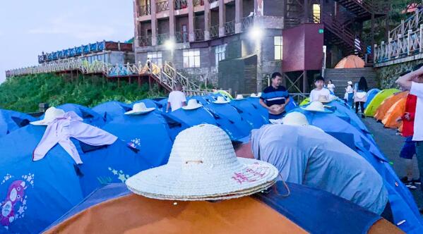 半夜鉆出帳篷遇見漫天星斗