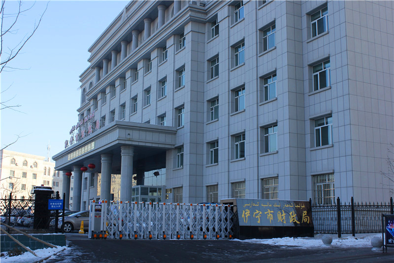 新疆伊寧市財(cái)政局伸縮門(mén)工程案例 - 中出網(wǎng)-智能出入口與停車(chē)充電門(mén)戶