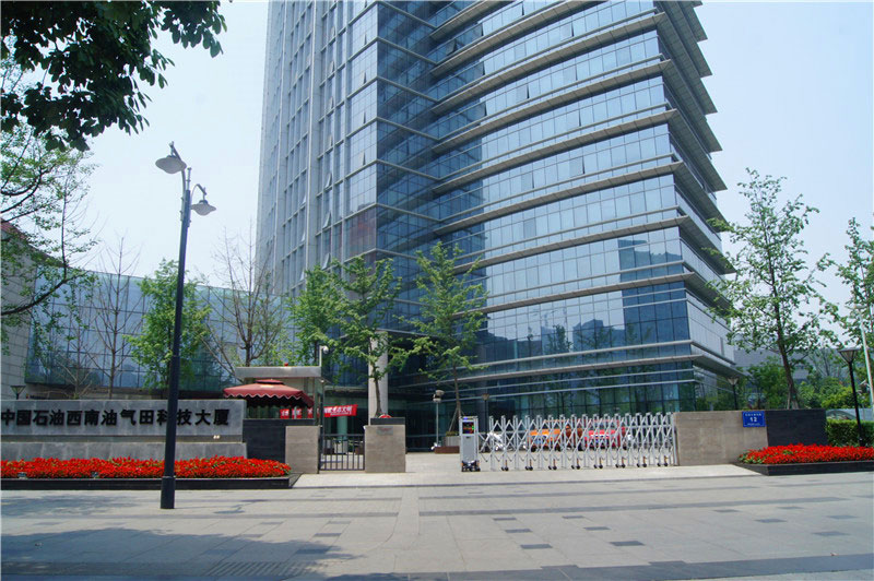 中國石油西南油氣田科技大廈伸縮門工程案例 - 中出網(wǎng)-智能出入口與停車充電門戶
