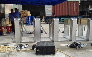 廣東建榮電子塑膠有限公司通道閘案例 - 中出網(wǎng)-智能出入口與停車充電門戶