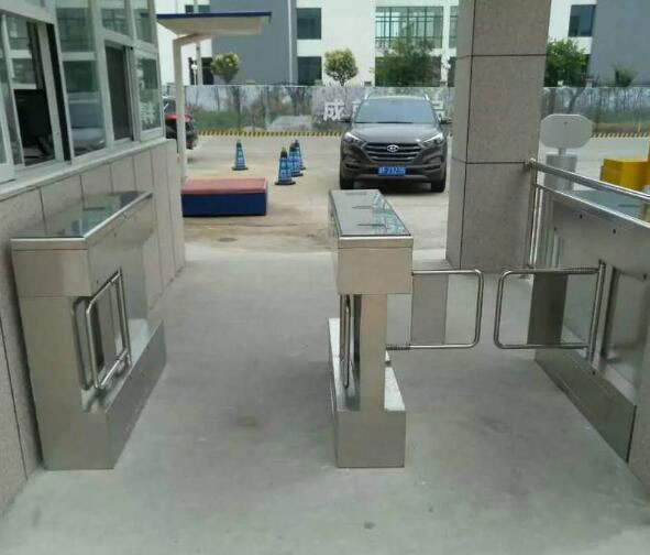 山東煙臺公安分局通道閘案例 - 中出網(wǎng)-智能出入口與停車充電門戶