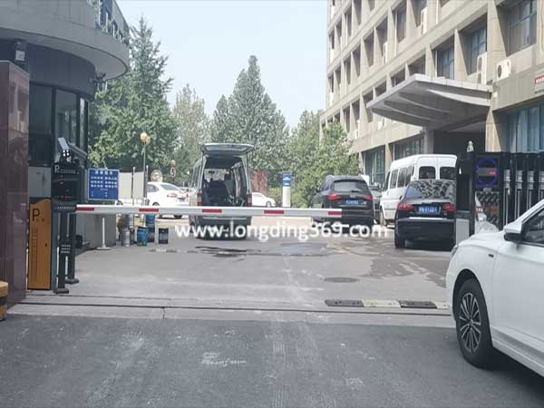 北京豐臺區(qū)金自天智能控制科技園停車場系統(tǒng)案例 - 中出網-智能出入口與停車充電門戶