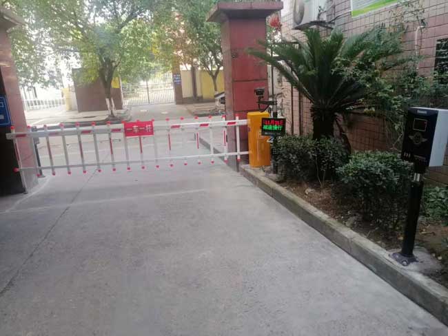 四川隆昌市東方花園車牌識(shí)別案例 - 中出網(wǎng)-智能出入口與停車充電門戶