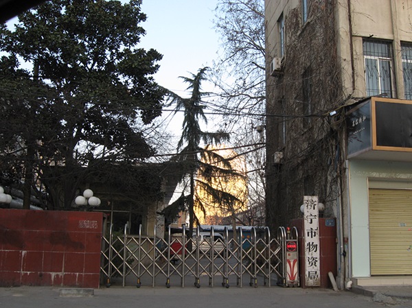 濟寧市物資局伸縮門案例 - 中出網(wǎng)-智能出入口與停車充電門戶