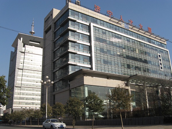 濟寧市人才大廈伸縮門案例 - 中出網(wǎng)-智能出入口與停車充電門戶