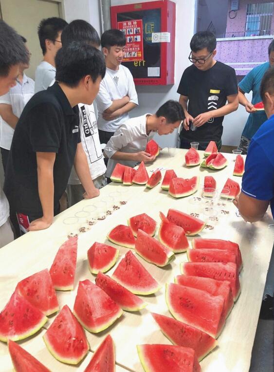 炎熱的午后，公司為大家準(zhǔn)備的“嘻瓜”趣味活動(dòng)