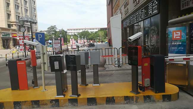 銀川新華聯(lián)廣場車牌識(shí)別系統(tǒng)案例 - 中出網(wǎng)-智能出入口與停車充電門戶