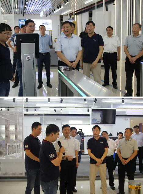 市委常委、市委組織部部長李鎮(zhèn)發(fā)詳細(xì)了解產(chǎn)品的特性、優(yōu)勢(shì)及應(yīng)用場(chǎng)景