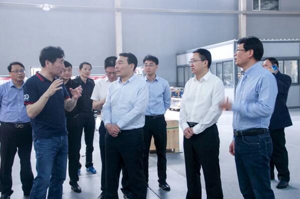 縣委書(shū)記熊運(yùn)浪了解公司軟件開(kāi)發(fā)及團(tuán)隊(duì)規(guī)模情況