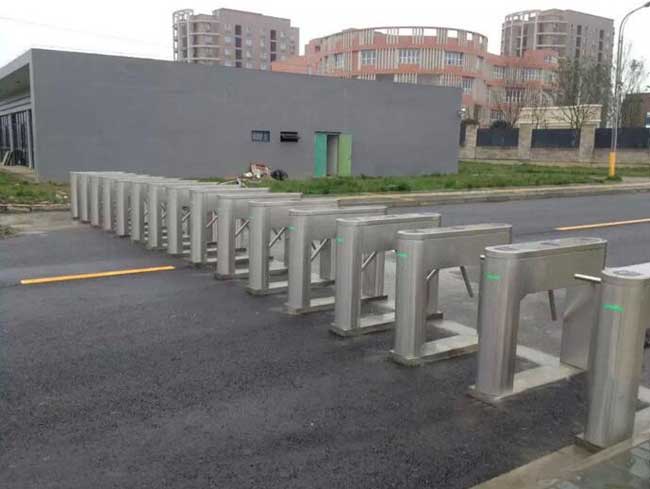 成都捷普工廠通道閘案例 - 中出網(wǎng)-智能出入口與停車(chē)充電門(mén)戶(hù)