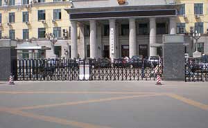 黑龍江省政府-伸縮門(mén)案例 - 中出網(wǎng)-智能出入口與停車(chē)充電門(mén)戶
