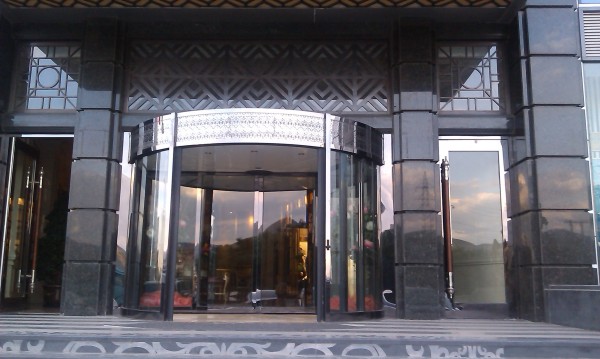 朝陽(yáng)華府萬(wàn)國(guó)酒店 - 中出網(wǎng)-智能出入口與停車充電門戶