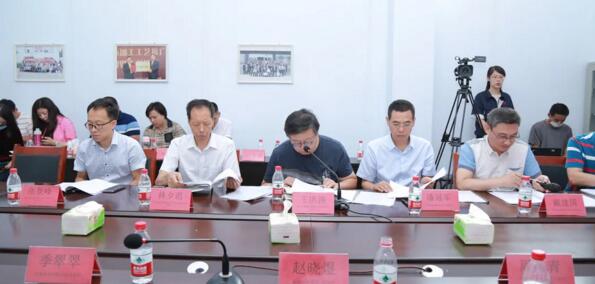 研討在各位領(lǐng)導(dǎo)、行業(yè)專家的推動下順利進(jìn)行