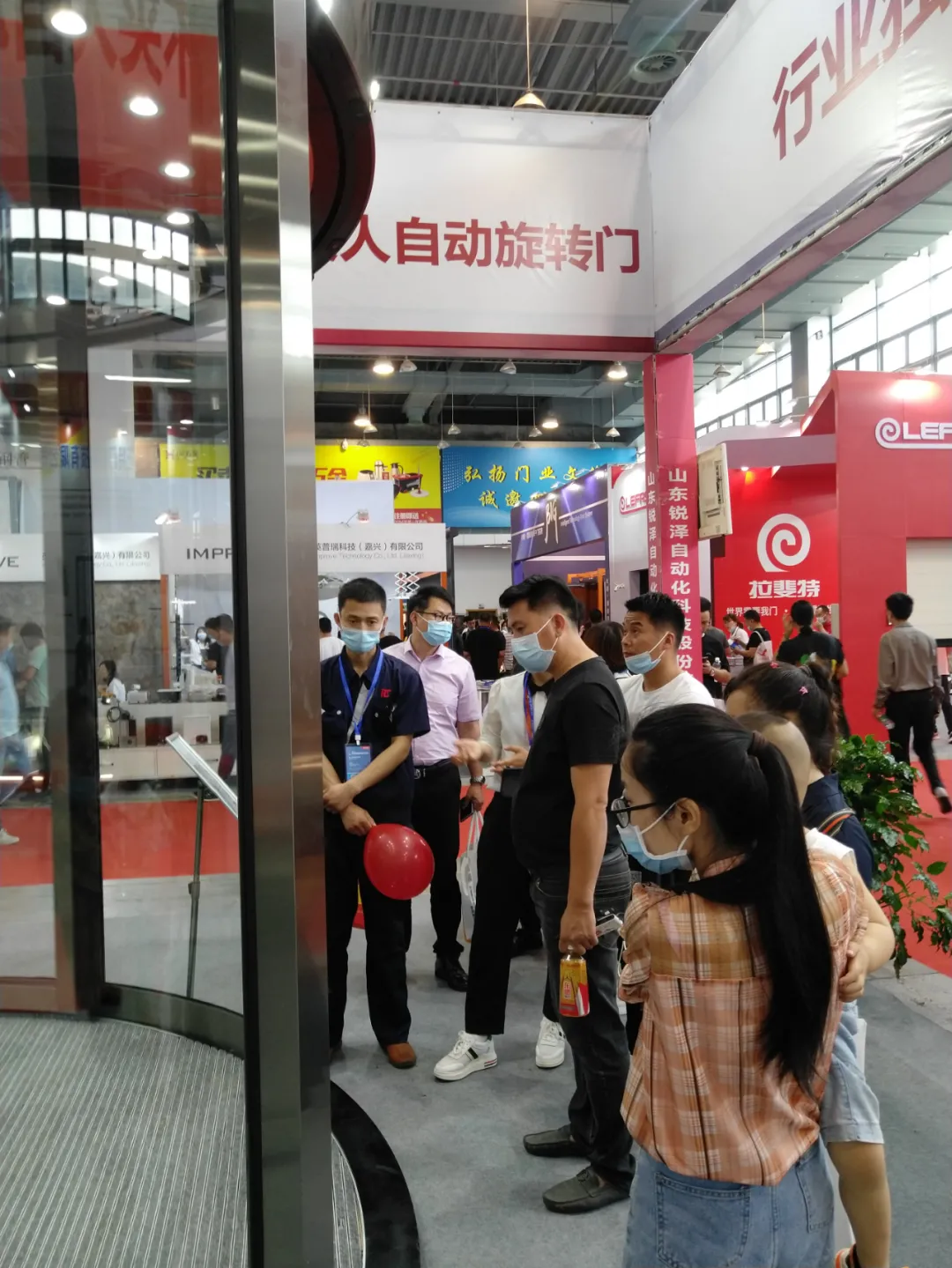 銳澤科技展示其行業(yè)獨家的兩翼展箱回縮不夾人自動旋轉(zhuǎn)門