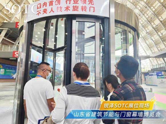 展箱回縮不夾人自動(dòng)旋轉(zhuǎn)門