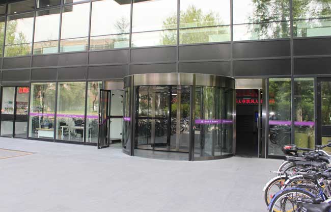 北京清華大學(xué)人文社科綜合樓旋轉(zhuǎn)門案例 - 中出網(wǎng)-智能出入口與停車充電門戶