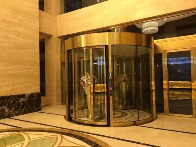 會澤德城華美達(dá)大酒店旋轉(zhuǎn)門案例 - 中出網(wǎng)-智能出入口與停車充電門戶