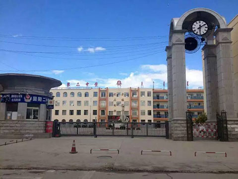 固陽二中863伸縮門案例 - 中出網(wǎng)-智能出入口與停車充電門戶