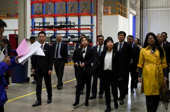 到場嘉賓在專業(yè)人員的引導(dǎo)下，進行工廠和展廳參觀