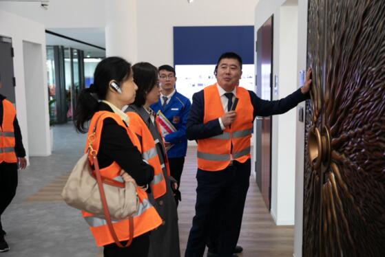 到場嘉賓在專業(yè)人員的引導(dǎo)下，進行工廠和展廳參觀