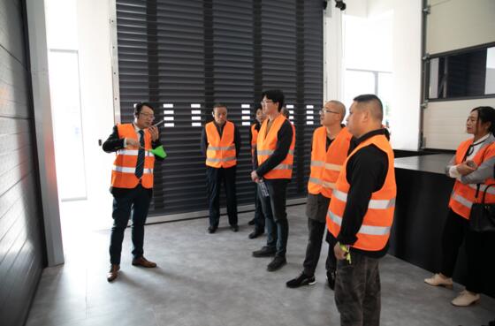 到場嘉賓在專業(yè)人員的引導(dǎo)下，進行工廠和展廳參觀
