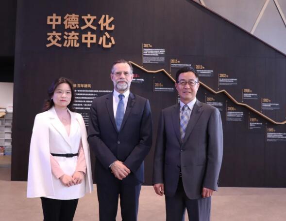 上圖右一為德國霍曼東南區(qū)銷售總監(jiān)郭永平先生