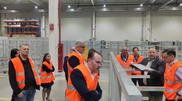 MarioBock先生帶領(lǐng)大家來(lái)到霍曼生產(chǎn)車(chē)間開(kāi)始參觀