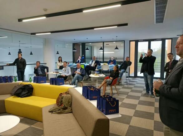 進(jìn)行圓桌會(huì)議