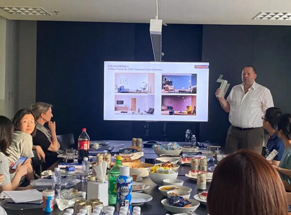 霍曼應(yīng)邀前往GMP管理公司與設(shè)計師進行技術(shù)交流