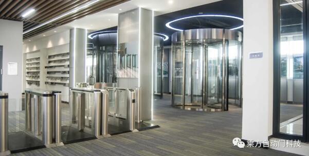 一行參觀了乘方自動門科技及穩(wěn)利達電氣的產品展廳