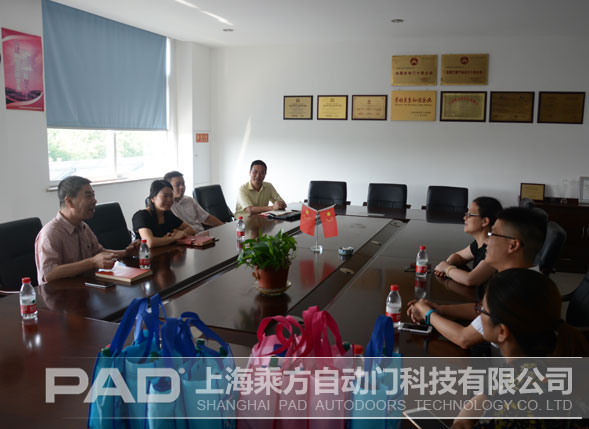 上海華亭鎮(zhèn)黨委顧副書記一行蒞臨乘方兩翼旋轉(zhuǎn)門公司慰問(wèn)