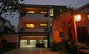 上海凱誠(chéng)世華家苑車庫(kù)門案例 - 中出網(wǎng)-智能出入口與停車充電門戶