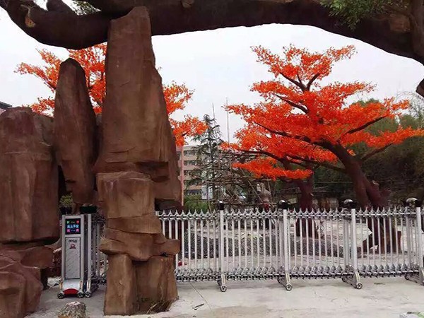 湖北陽(yáng)新藍(lán)天雙語(yǔ)學(xué)校伸縮門(mén)工程案例 - 中出網(wǎng)-智能出入口與停車(chē)充電門(mén)戶