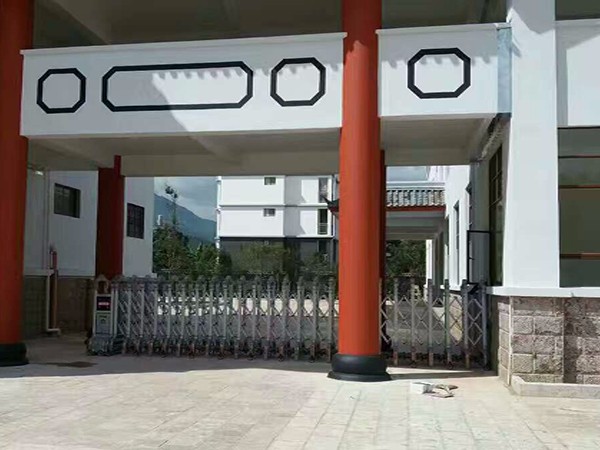 麗江玉龍縣人民檢察院伸縮門工程案例 - 中出網(wǎng)-智能出入口與停車充電門戶