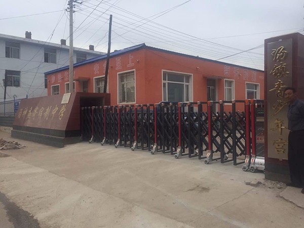 湯神廟寄宿制中學(xué)伸縮門工程案例 - 中出網(wǎng)-智能出入口與停車充電門戶