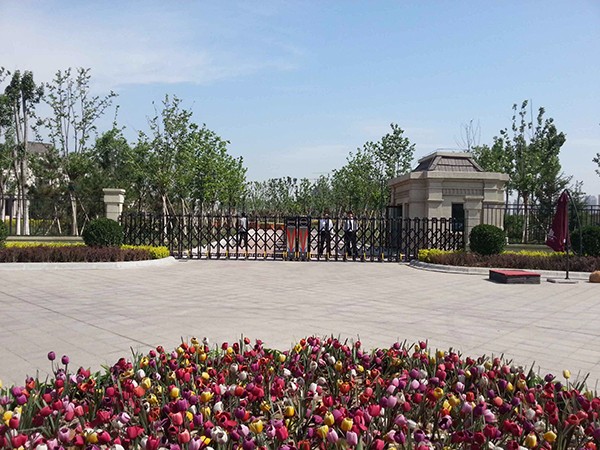 天津海上國際城伸縮門工程案例 - 中出網-智能出入口與停車充電門戶