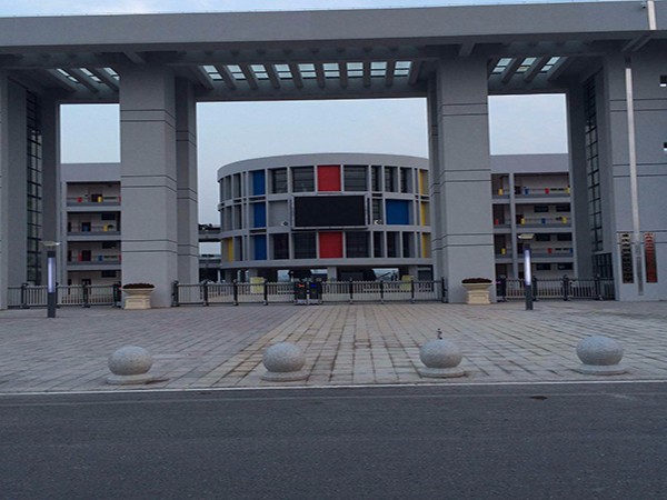 重慶銅梁區(qū)立新小學(xué)校伸縮門工程案例 - 中出網(wǎng)-智能出入口與停車充電門戶