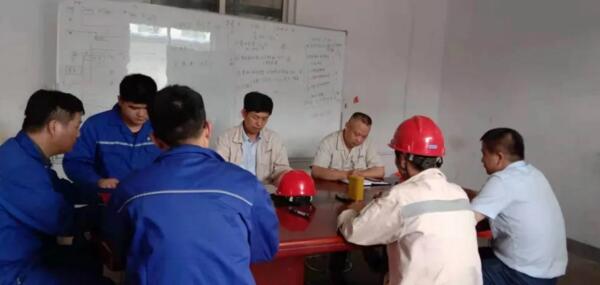 王偉彬廠長(zhǎng)與盤扣小組成員討論精益生產(chǎn)工作