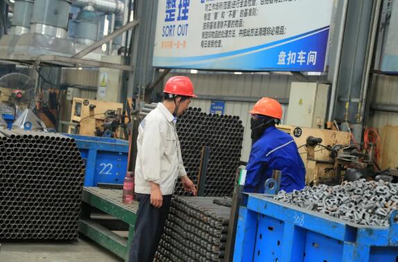 王偉彬廠長(zhǎng)檢查工作現(xiàn)場(chǎng)