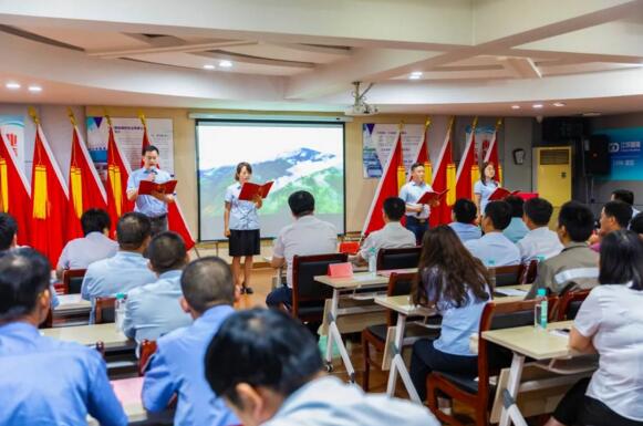 4名青年黨員聲情并茂地朗誦了紅色經(jīng)典《永遠跟黨走》