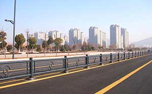 連云港城市家具護(hù)欄案例 - 中出網(wǎng)-智能出入口與停車充電門戶