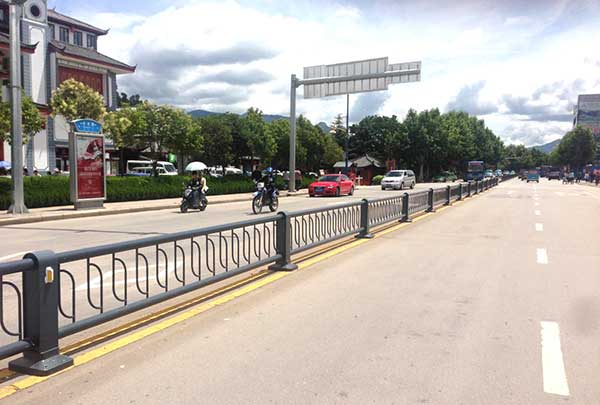 麗江3萬8千米護(hù)欄案例 - 中出網(wǎng)-智能出入口與停車充電門戶