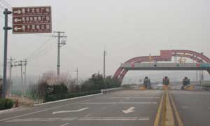 山東省濟棗路熱鍍鋅+聚酯噴塑護欄案例 - 中出網(wǎng)-智能出入口與停車充電門戶